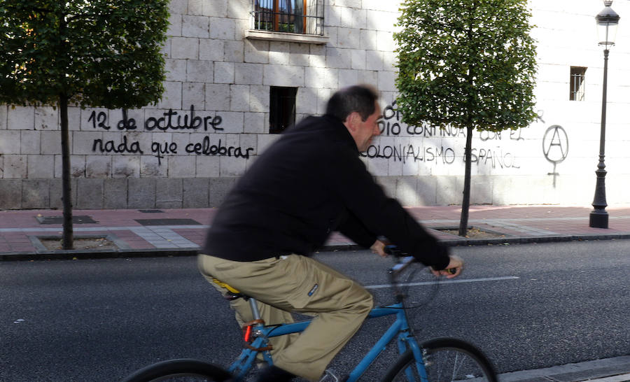 La Casa de Colón en Valladolid ha amanecido el Día de la Hispanidad con dos pintadas en la fachada