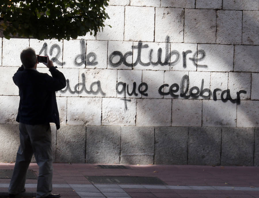 La Casa de Colón en Valladolid ha amanecido el Día de la Hispanidad con dos pintadas en la fachada