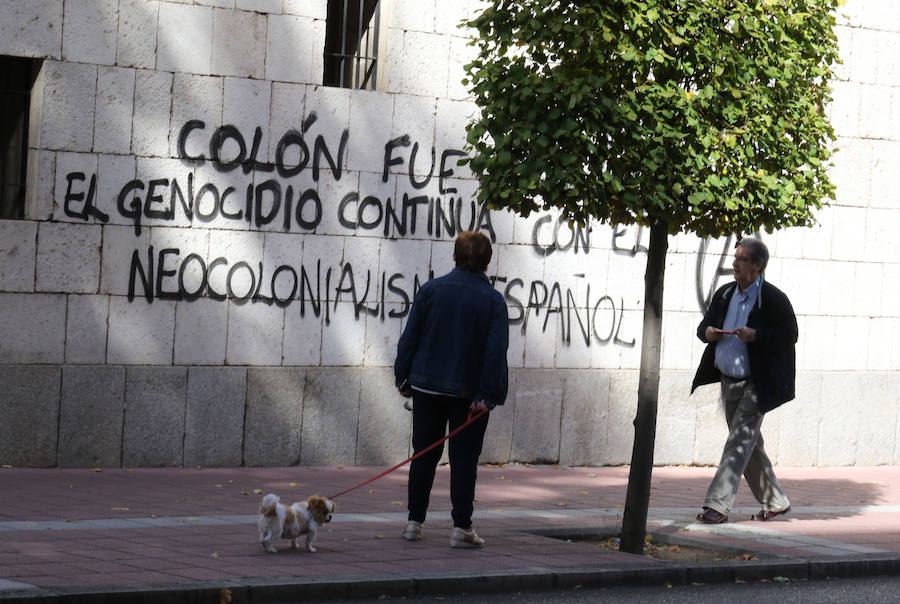 La Casa de Colón en Valladolid ha amanecido el Día de la Hispanidad con dos pintadas en la fachada