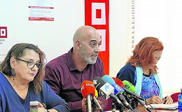 Inmaculada de Pedro Arranz, Emilio Pérez Prieto y Marisol García detallaron en una rueda de prensa los porcentajes del fenómeno de la pobreza salarial en Salamanca.