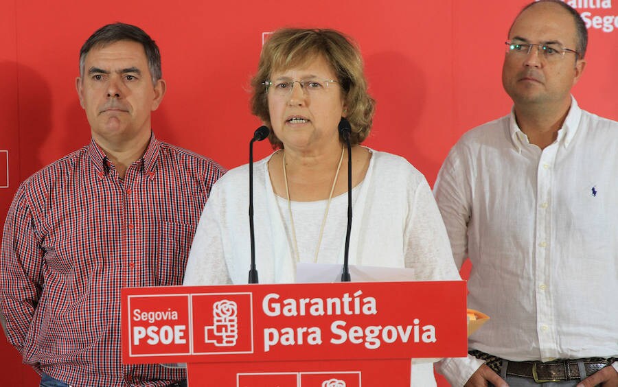 María Jesús Sanz interviene durante la rueda de prensa en la sede del PSOE.