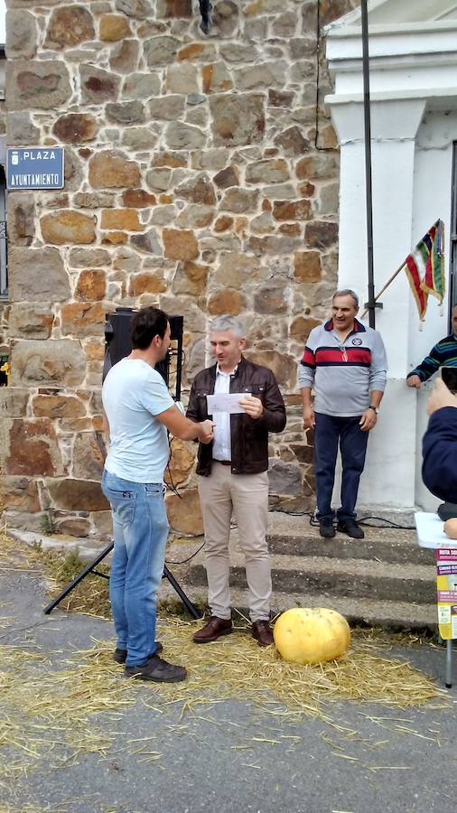 La calabaza de 600 kilos cultivada por el palentino Sergio García logra el primer puesto en el certamen de calabazas gigantes de Igüeña.