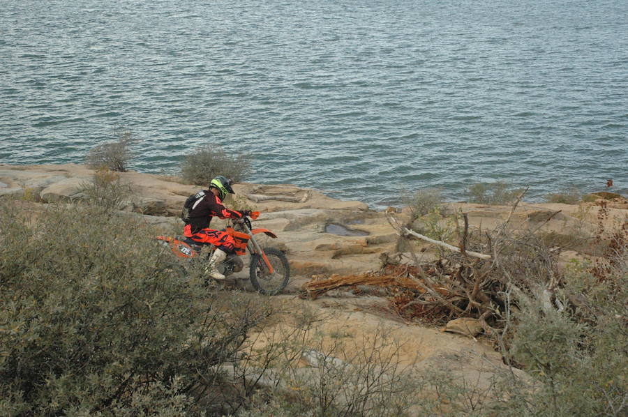 Un participante, a orillas del pantano. 