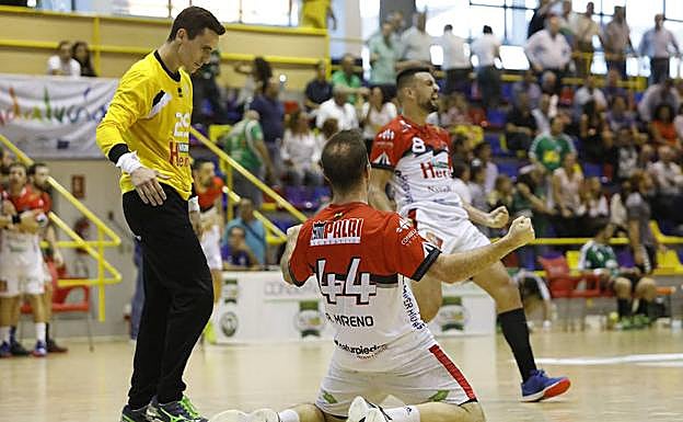 Los jugadores del Balonmano Nava celebran su triunfo en la pista Fernando Argüelles 