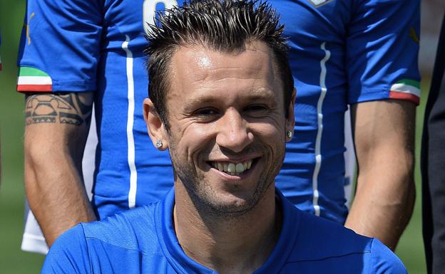 Antonio Cassano posando para la foto de equipo de la selección italiana en junio de 2014