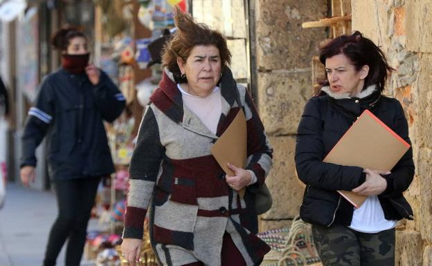 Dos mujeres se protegen del viento en Segovia el pasado mes de abril.
