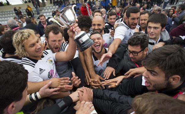 Los jugadores del SiverStorm celebran la Supercopa. 