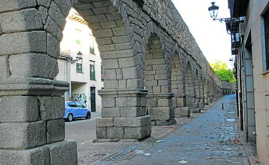 Trazado medieval del Acueducto por la calle Cañuelos. 