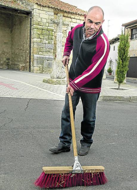 Imagen - José Luis Rodríguez. Alcalde de Robladillo.  Es uno de los más de cien alcaldes que en la provincia no tiene sueldo. Es ganadero de profesión y desde hace once años gobierna en Robladillo, que tiene un presupuesto anual de en torno a 60.000 euros. Afronta los gastos de teléfono y de desplazamiento y considera que en un pueblo como el suyo es inviable tener sueldo. «Hacemos todo lo posible por ahorrar gastos», dice. 