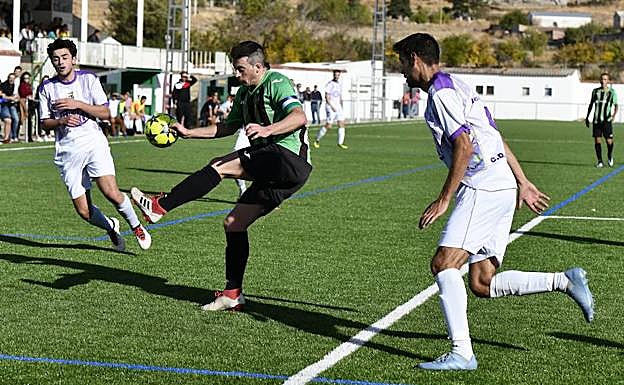 Una imagen del partido entre El Espinar-San Rafael y Becerril, en Los Llanos. 