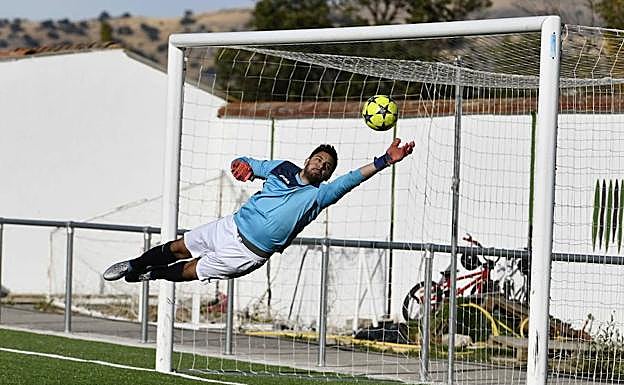 Ramiro se estira para intentar detener el disparo de Crespo. 