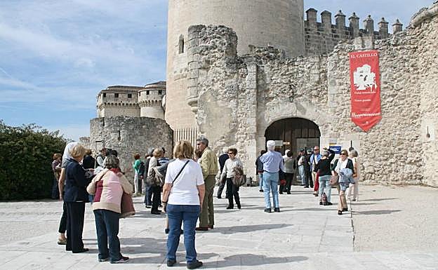 Turistas en el castillo de Cuéllar.