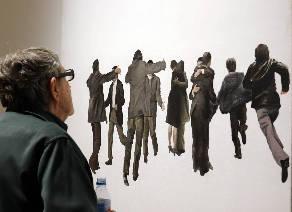 El artista que pintó la Transición en 'El abrazo' visita la exposición que recorre su trayectoria creativa
