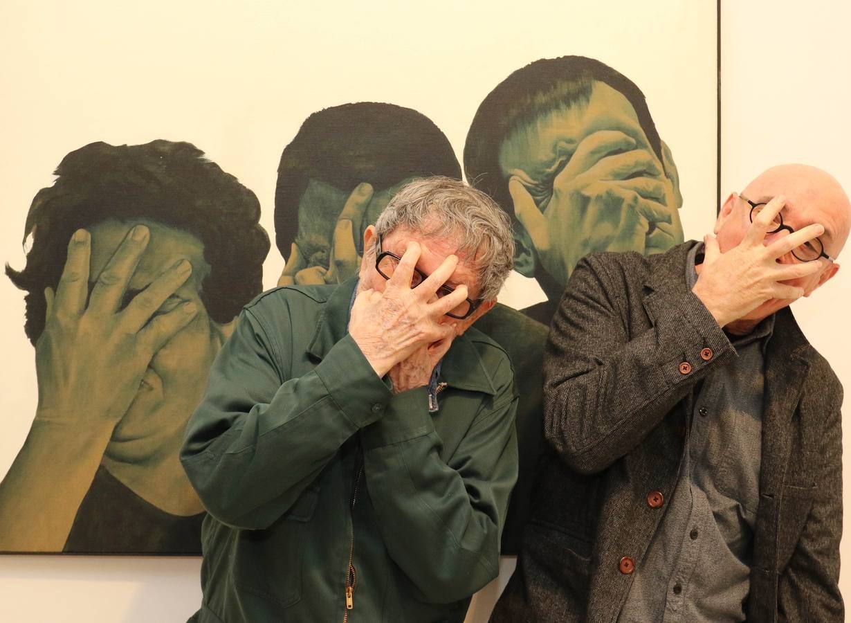 El artista que pintó la Transición en 'El abrazo' visita la exposición que recorre su trayectoria creativa