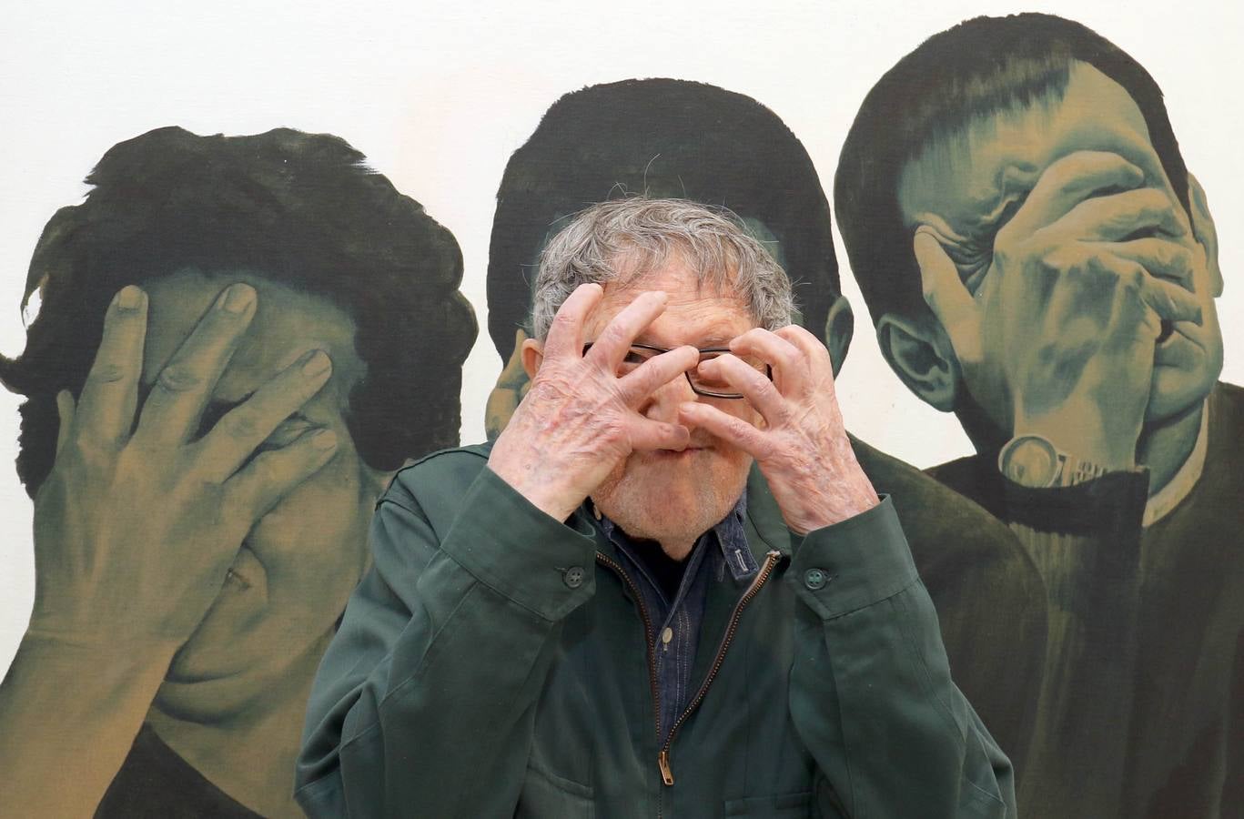 El artista que pintó la Transición en 'El abrazo' visita la exposición que recorre su trayectoria creativa