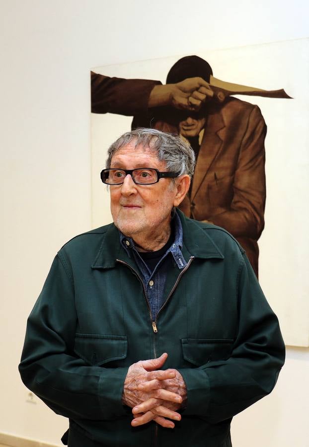 El artista que pintó la Transición en 'El abrazo' visita la exposición que recorre su trayectoria creativa