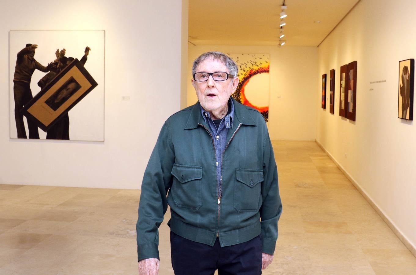 El artista que pintó la Transición en 'El abrazo' visita la exposición que recorre su trayectoria creativa