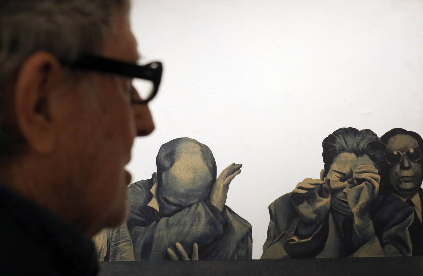 El artista que pintó la Transición en 'El abrazo' visita la exposición que recorre su trayectoria creativa