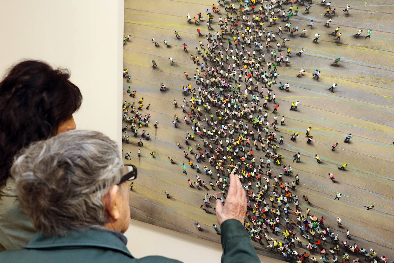 El artista que pintó la Transición en 'El abrazo' visita la exposición que recorre su trayectoria creativa