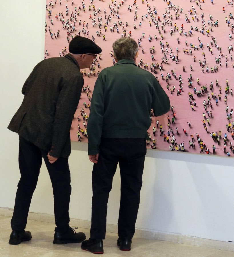 El artista que pintó la Transición en 'El abrazo' visita la exposición que recorre su trayectoria creativa