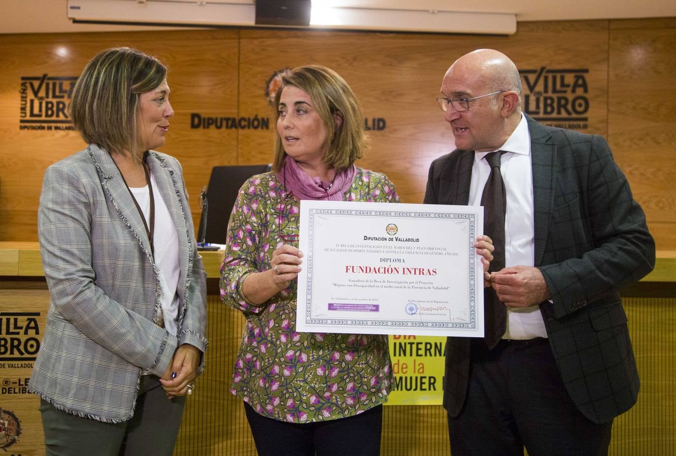 Durante la jornada se hizo entrega de la beca anual que se concede, en esta ocasión a la Fundación Intras, para el desarrollo de un estudio sobre las mujeres con alguna discapacidad en el mundo rural
