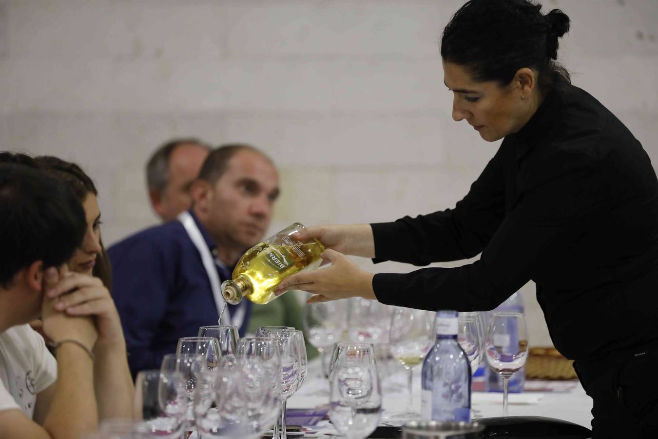 Profesionales de la sumillería de la región se concentran en torno a un programa de diferentes catas de vinos