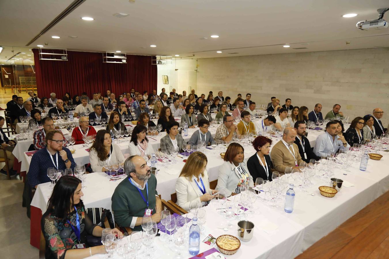 Profesionales de la sumillería de la región se concentran en torno a un programa de diferentes catas de vinos