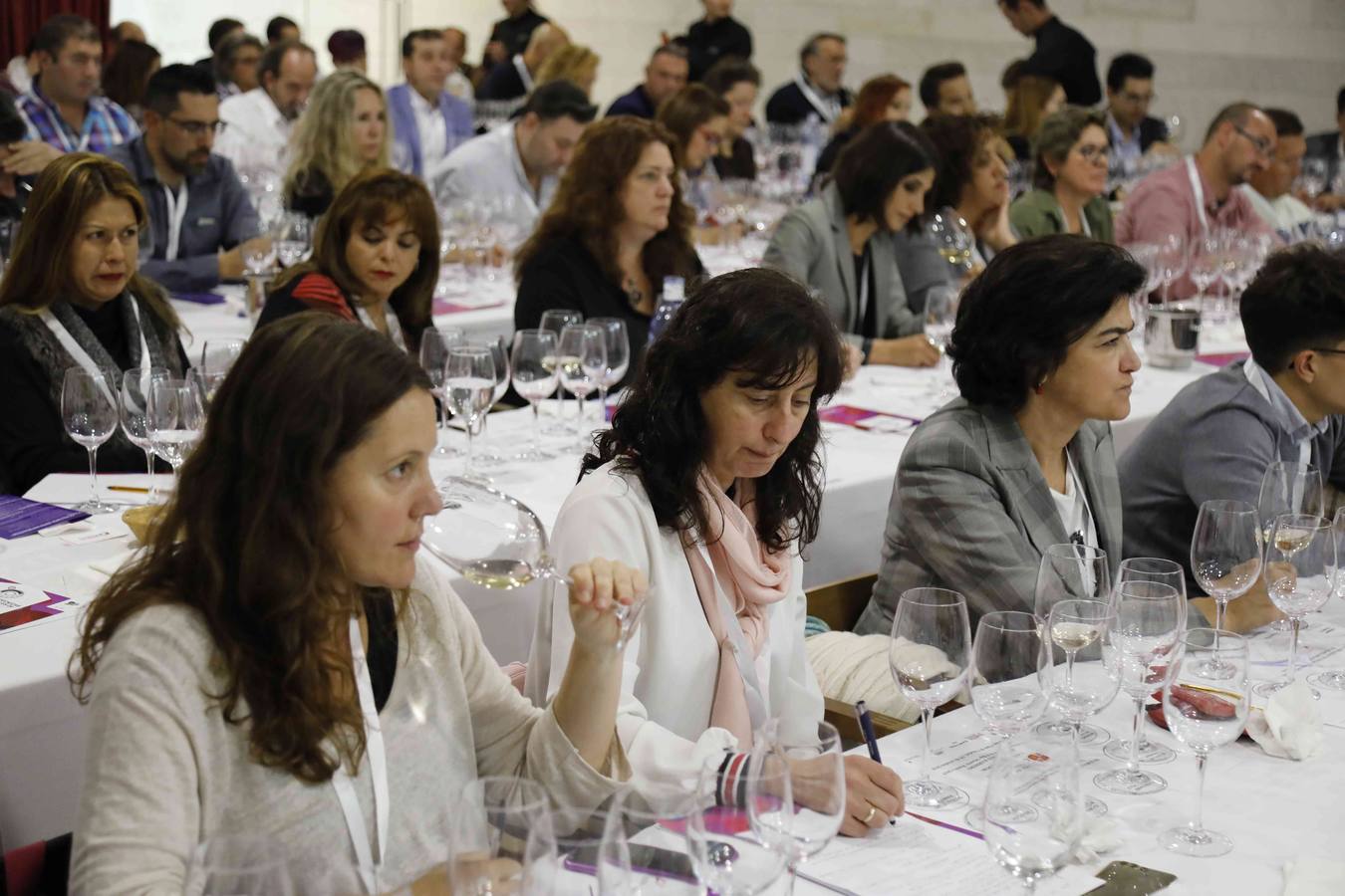 Profesionales de la sumillería de la región se concentran en torno a un programa de diferentes catas de vinos