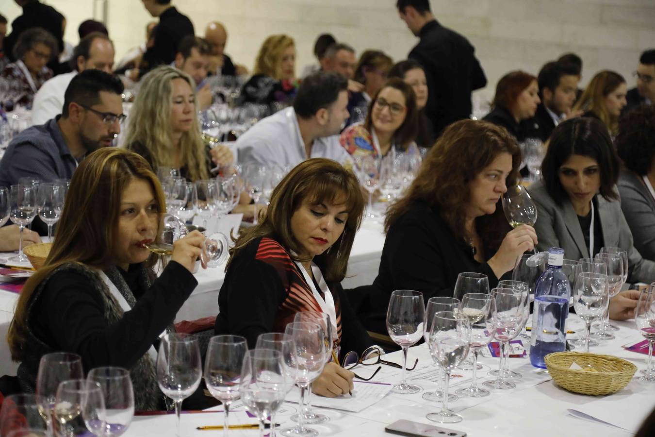 Profesionales de la sumillería de la región se concentran en torno a un programa de diferentes catas de vinos