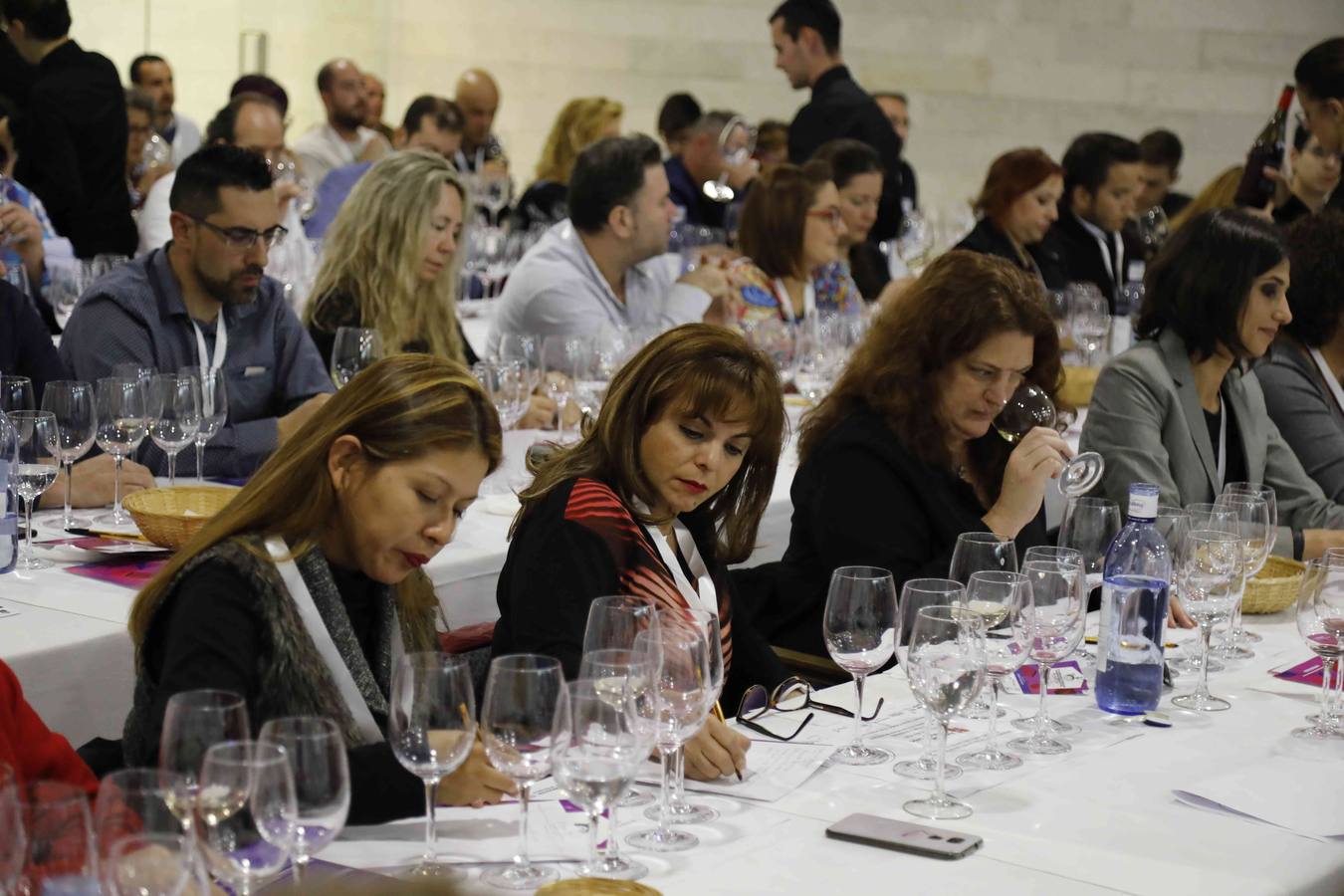 Profesionales de la sumillería de la región se concentran en torno a un programa de diferentes catas de vinos