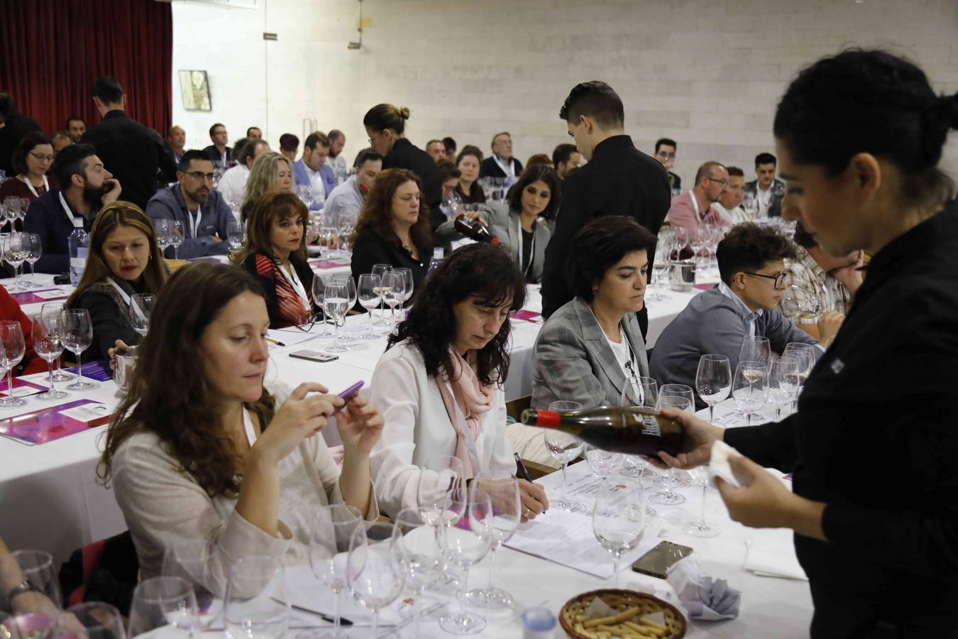 Profesionales de la sumillería de la región se concentran en torno a un programa de diferentes catas de vinos