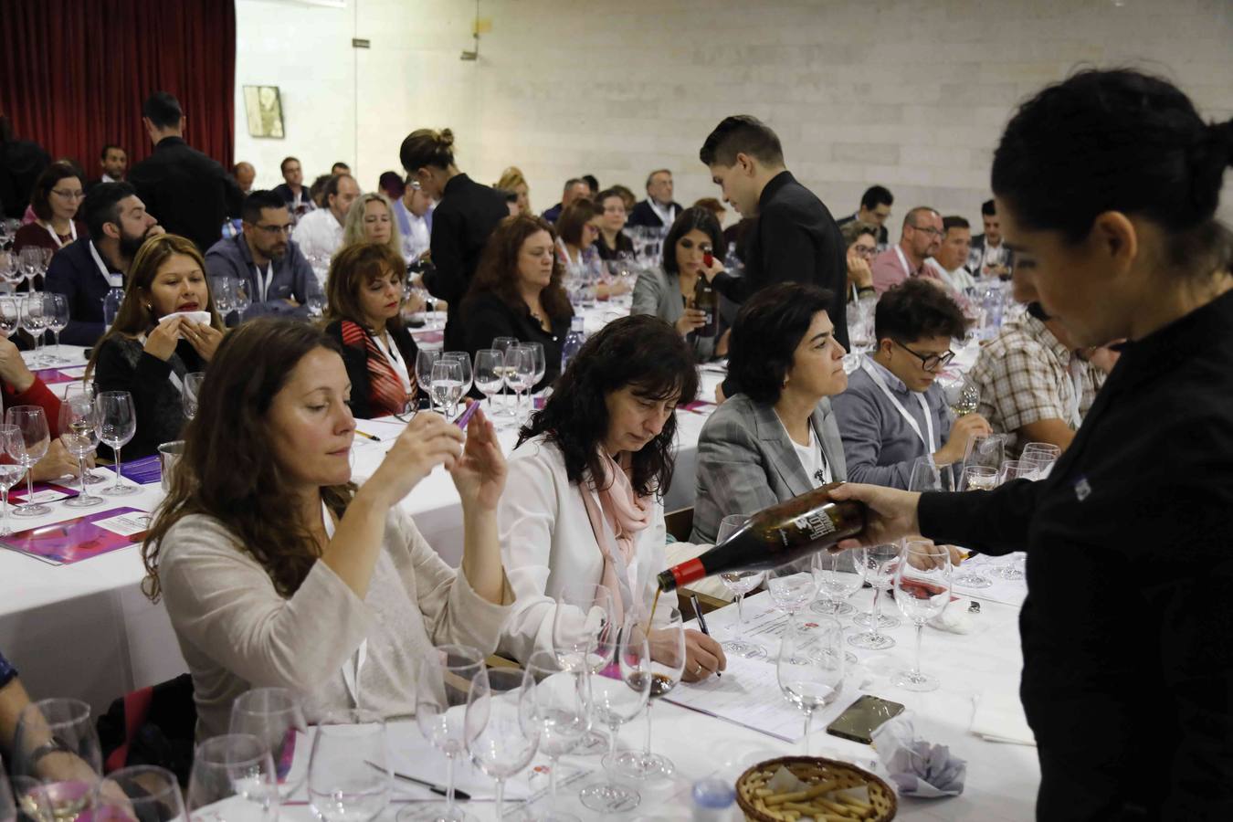 Profesionales de la sumillería de la región se concentran en torno a un programa de diferentes catas de vinos