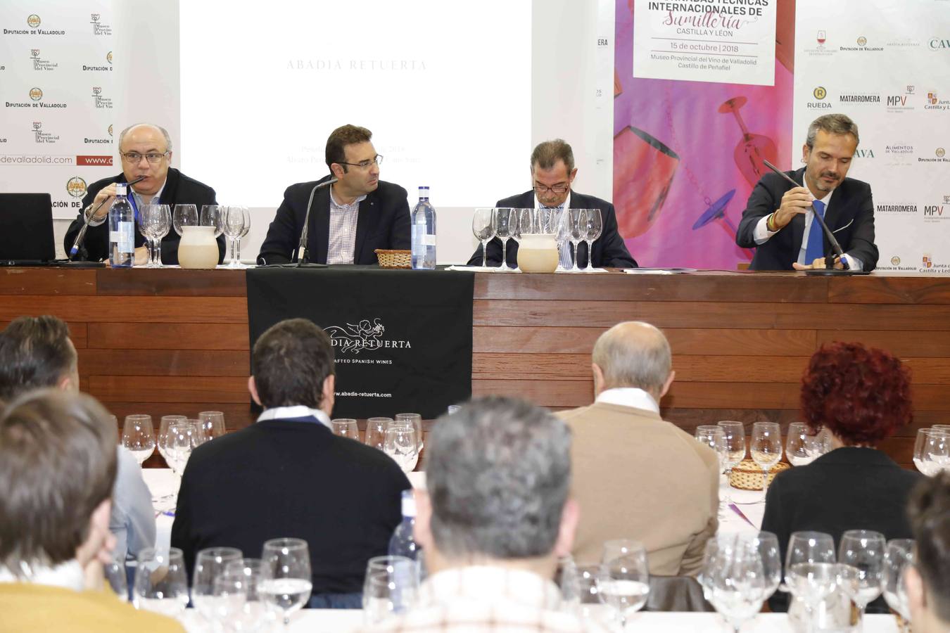 Profesionales de la sumillería de la región se concentran en torno a un programa de diferentes catas de vinos