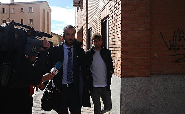 Carlos Santos, 'Lucho', con su abogado.