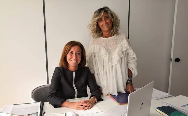 María Pettit y María Casado, en su oficina de la calle Constitución.