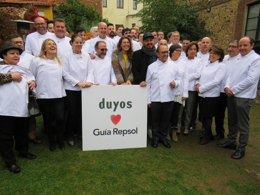 Foto de familia de los chefs con sus nuevas chaquetillas. 