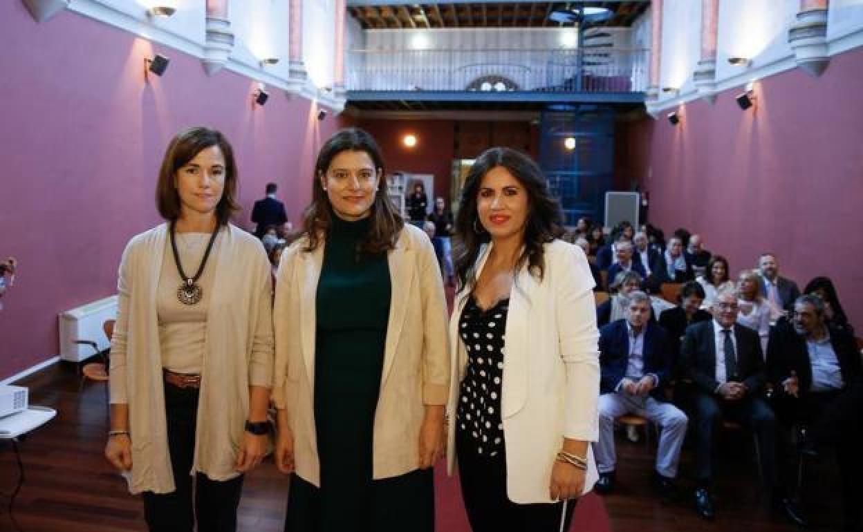 Rocío Hervella, Miriam González Durántez e Imelda Rodríguez, antes de intervenir en el debate de Futuro en Español. 