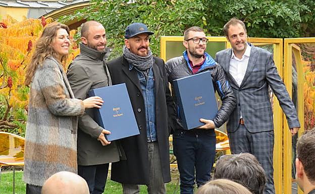 Juan Duyos, en el centro, posa con otros invitados durante el acto. 
