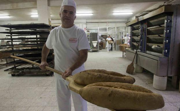 Carlos Rabanillo saca dos hogazas. 