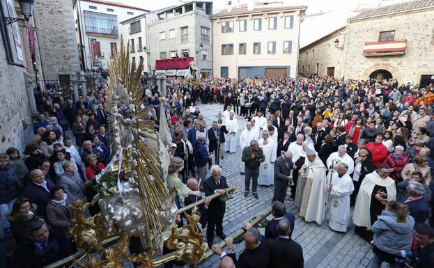 Salida del brazo de Santa Teresa y al fondo de la imagen, la talla de Santa Teresa esperando para dar comienzo a la procesión por las calles de Alba de Tormes 