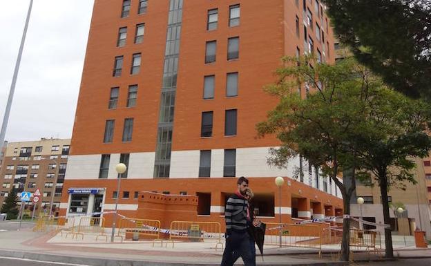 El bloque de viviendas del número 10 de la calle Juan II de Castilla, acordonado.