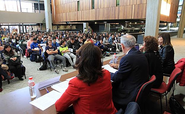 El ágora del campus de la UVA en Segovia, lleno para ver el documental de Mabel Lozano. 
