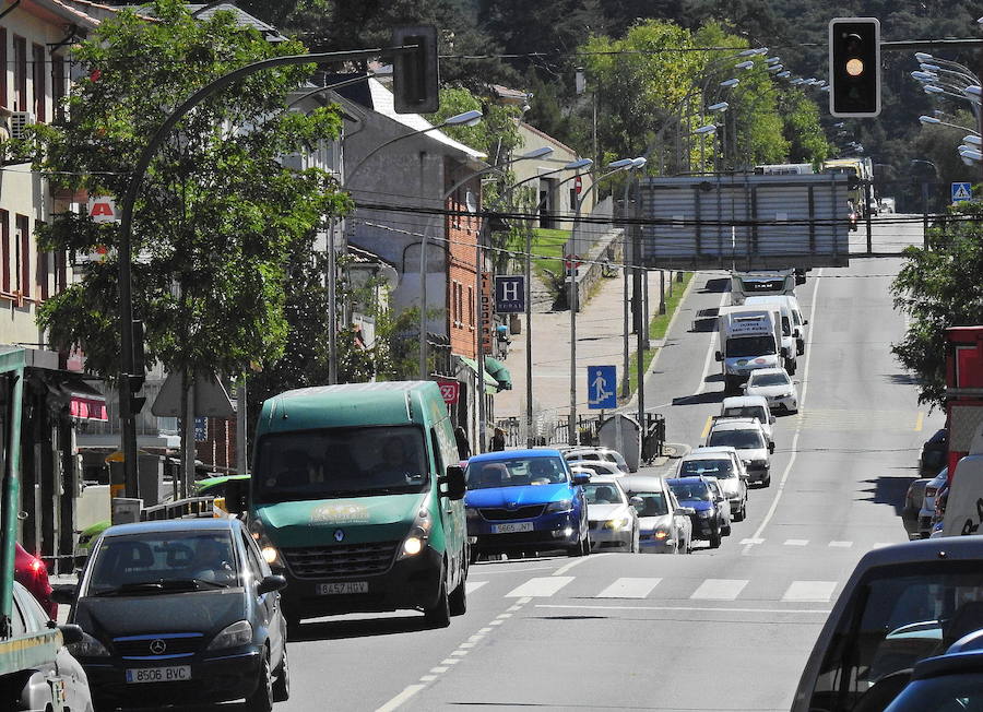 Embotellamiento de tráfico en la travesía de San Rafael. 