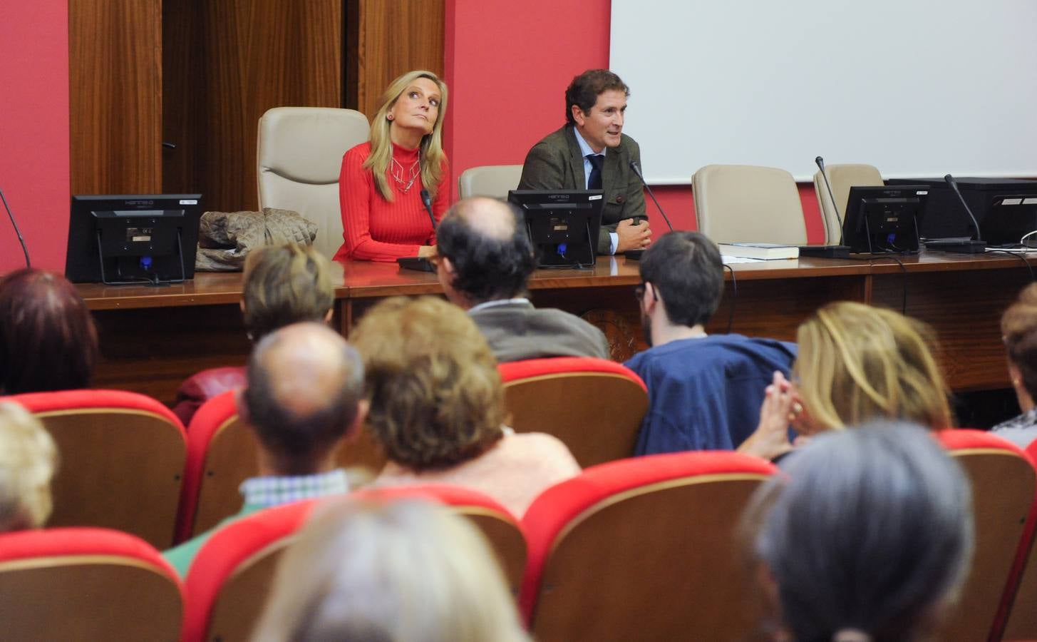 La periodista valora la actualidad y presenta su último libro 'La peregrina', vertebrada en torno al Camino de Santiago en el siglo IX