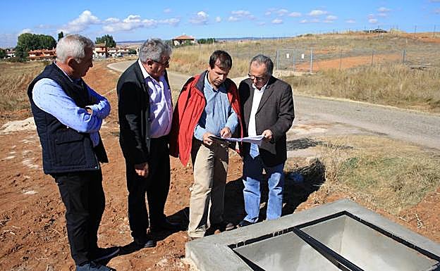 El delegado de la Junta (derecha) escucha las explicaciones del alcalde.