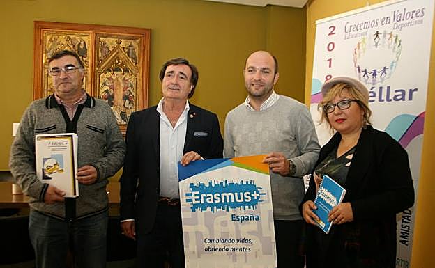 El director del colegio Santa Clara, Agustín Gallego (segundo por la derecha) posa con el cartel junto al alcalde, Jesús García, y los concejales Sonia Martín y Luis Senovilla.