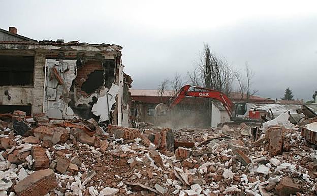 Demolición del viejo matadero, donde se construirá el centro. 