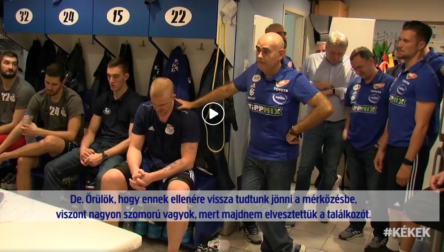 Pastor, en un fotograma del vídeo, se dispone a comenzar la charla con los jugadores. 