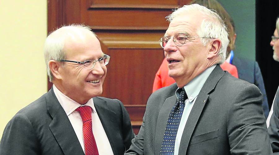 El ministro de Exteriores, Josep Borrell, con el senador socialista José Montilla.