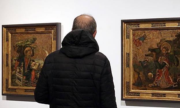 Un visitante contempla dos obras de la muestra. 